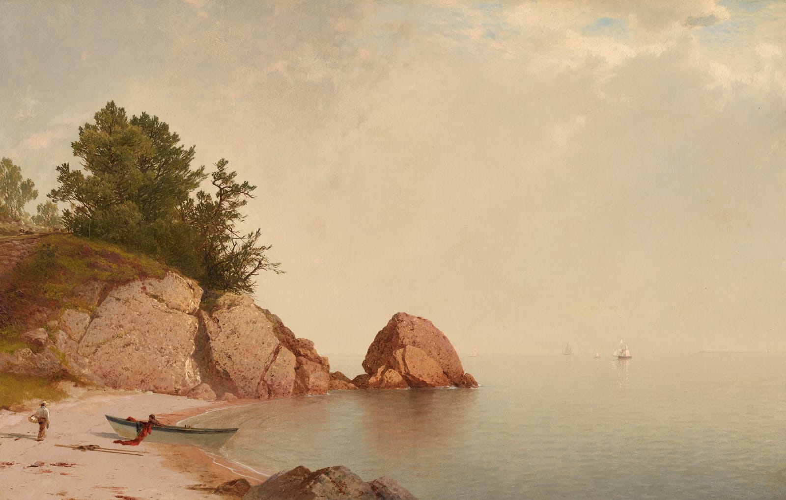 Ein ruhiges Meer unter einem blassen, dunstigen Himmel. Links warme Sandsteinfelsen und ein schiefer Baum; am Strand liegt ein Ruderboot.